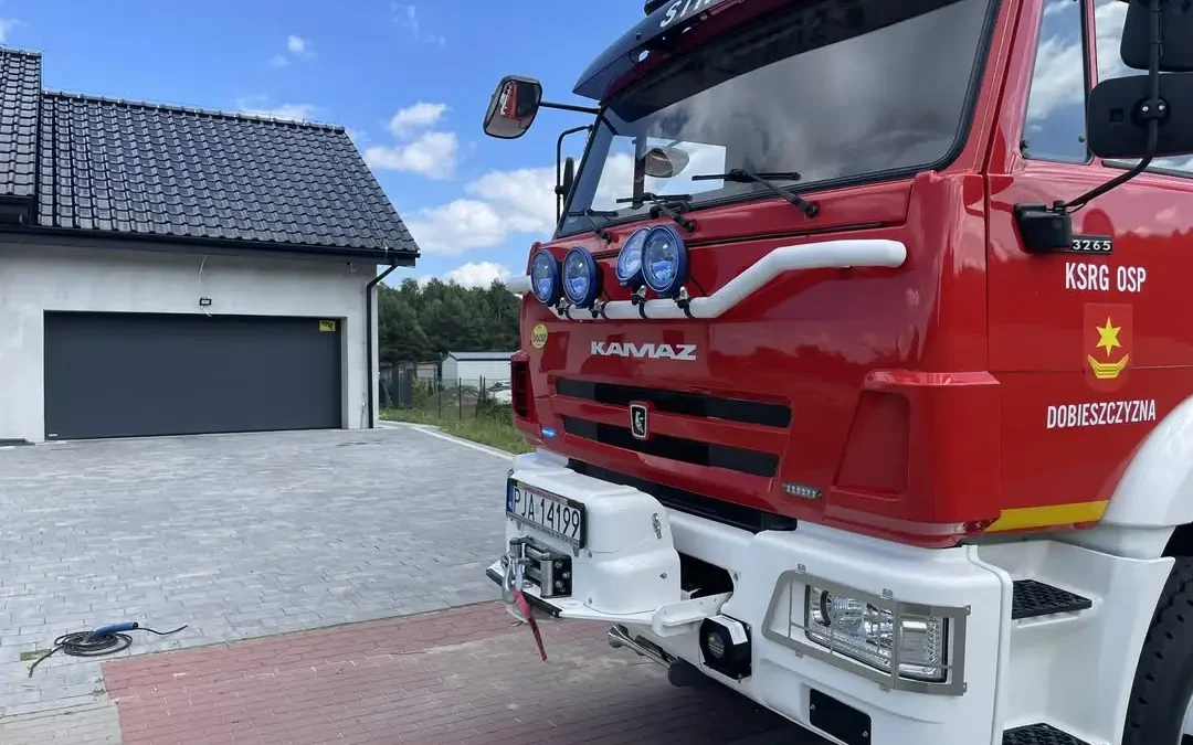 Interwencja OSP Dobieszczyzna: usuwanie gniazda owadów błonkoskrzydłych w Lubini Małej