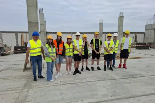Uczniowie klasy 2 TB na praktykach na placu budowy