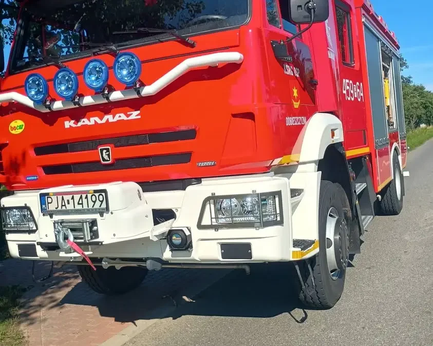 Powalone drzewo blokuje drogę w Dobieszczyźnie – interwencja OSP