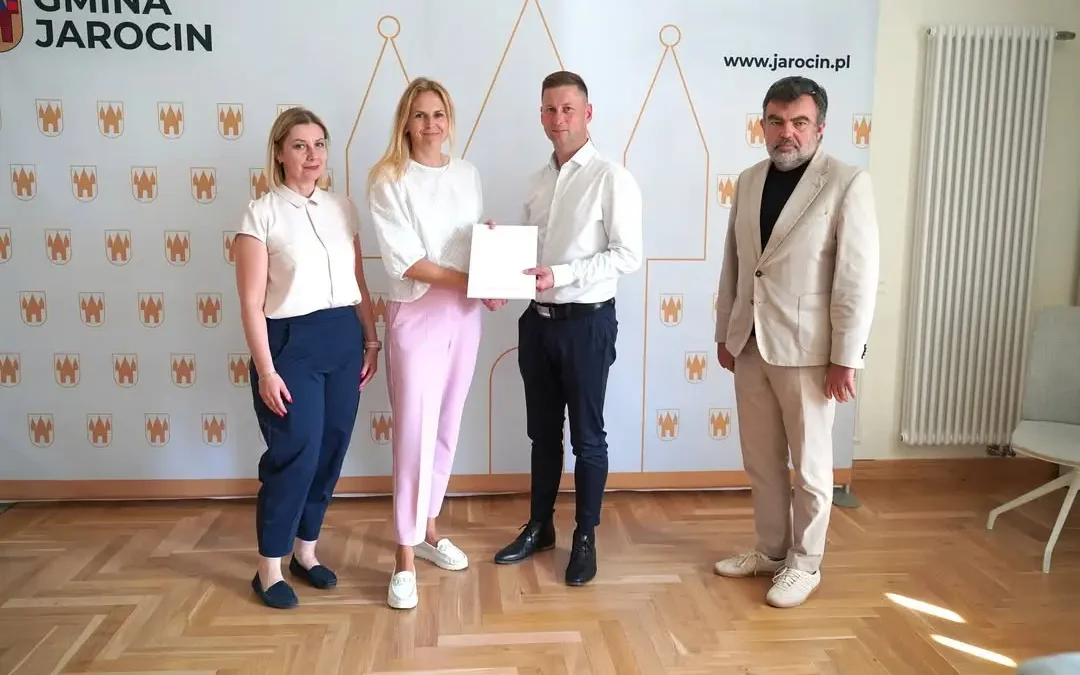 Gmina Jarocin podpisała umowę na termomodernizację szkoły w Wilkowyi