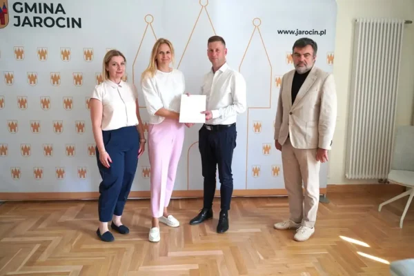 Gmina Jarocin podpisała umowę na termomodernizację szkoły w Wilkowyi