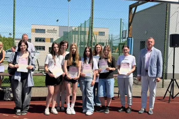 Uroczysty apel w ZSP nr 2 w Jarocinie – nagrody i podziękowania dla uczniów