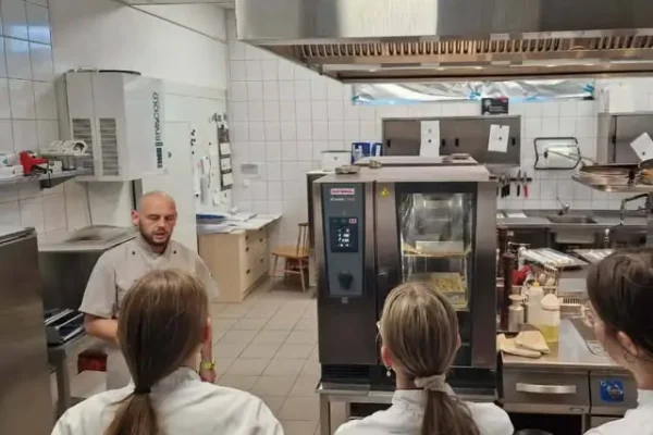 Uczniowie klasy 2 TŻ na praktycznej lekcji w restauracji Green Room w Jarocinie