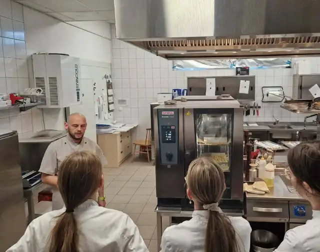 Uczniowie klasy 2 TŻ na praktycznej lekcji w restauracji Green Room w Jarocinie