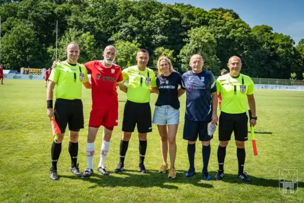 Wielki Mecz Legend Polskiej Piłki w Jarocinie – gwiazdy na stadionie