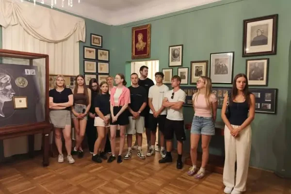 Uczniowie Technikum Żywienia zwiedzili Muzeum Mickiewicza w Śmiełowie