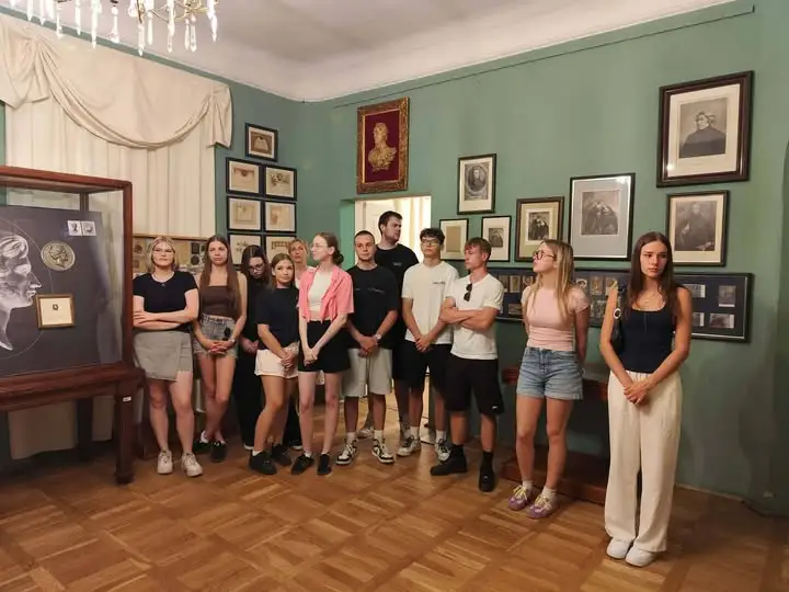 Uczniowie Technikum Żywienia zwiedzili Muzeum Mickiewicza w Śmiełowie