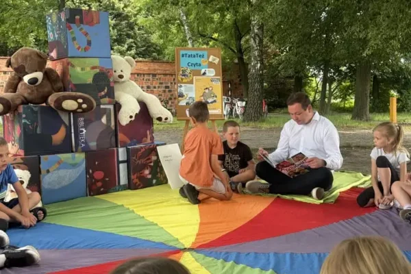 Wiceburmistrz Jarocina czytał dzieciom w bibliotece z okazji Dnia Ojca