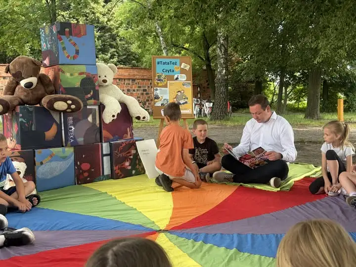 Wiceburmistrz Jarocina czytał dzieciom w bibliotece z okazji Dnia Ojca