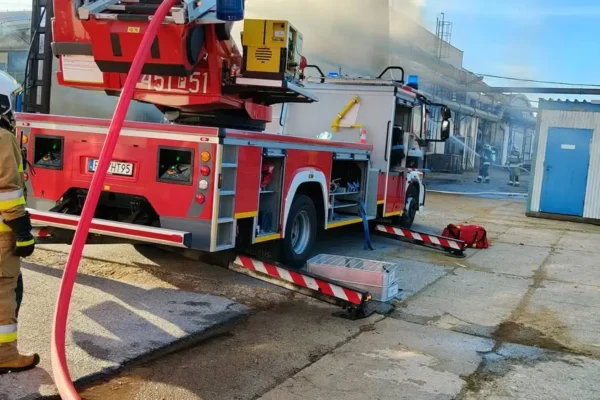 Pożar tartaku w Jarocinie – ogień objął silosy z trocinami