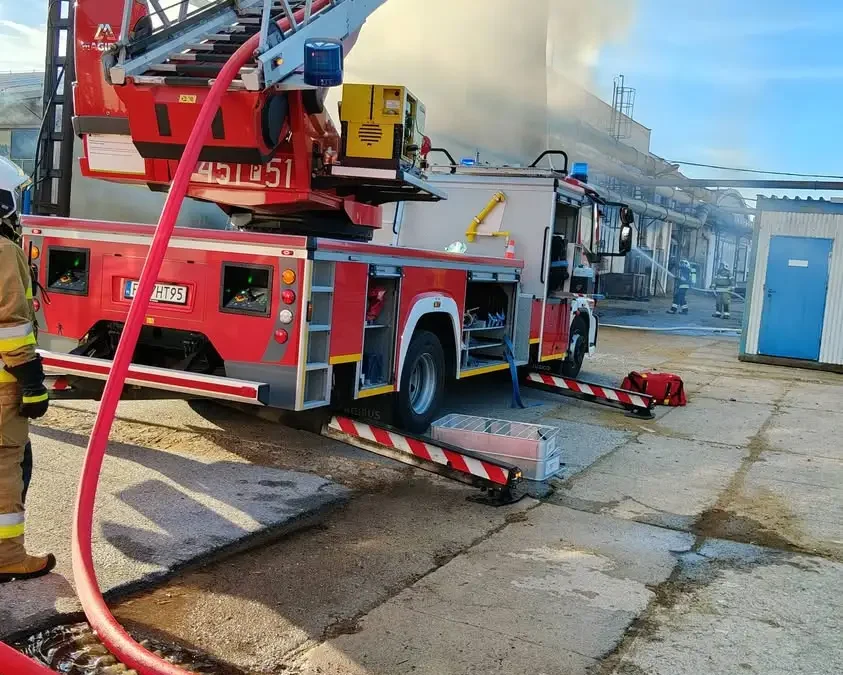 Pożar tartaku w Jarocinie – ogień objął silosy z trocinami