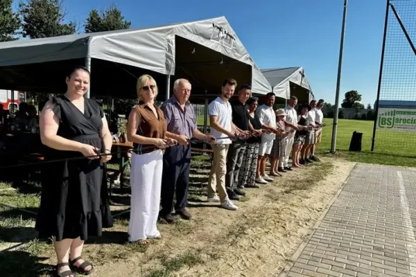 Otwarcie zmodernizowanych boisk w Parzewie – nowe miejsce sportu i integracji