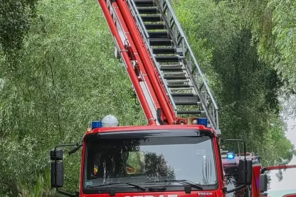 Zwisające gałęzie w Raszewach i na drodze Żerków-Śmiełów – interwencja OSP Żerków