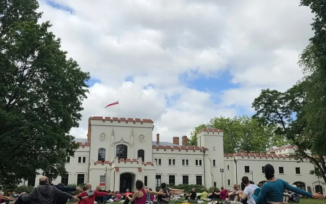 Relaksacyjna joga na polanie przed pałacem Radolińskich w Jarocinie – zaproszenie na kolejne spotkanie