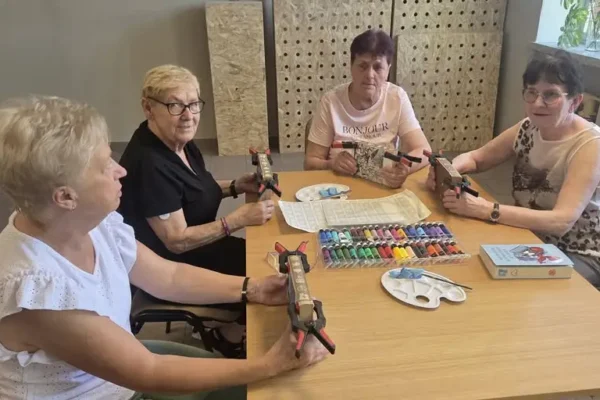 Seniorki z Wilkowyi ozdabiały książki – kreatywne warsztaty w bibliotece