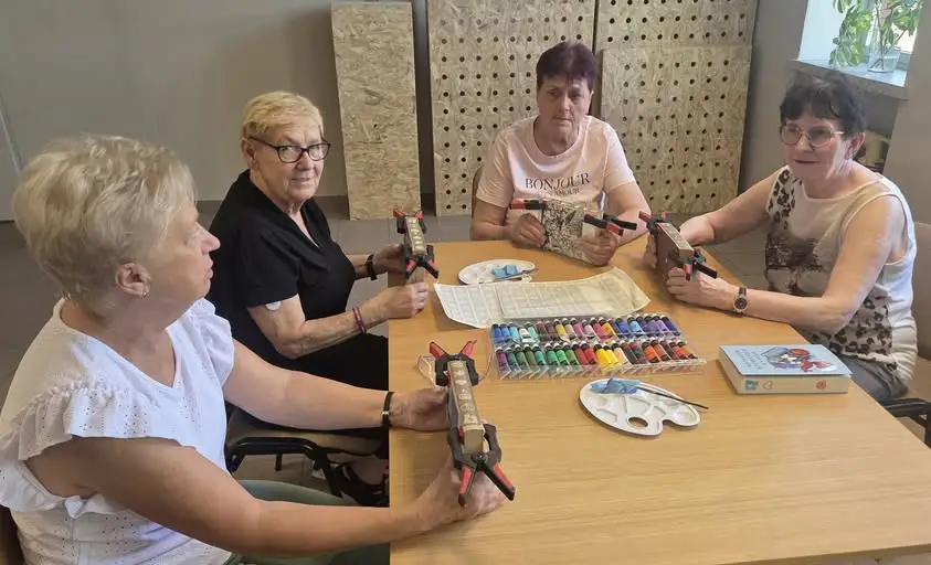 Seniorki z Wilkowyi ozdabiały książki – kreatywne warsztaty w bibliotece