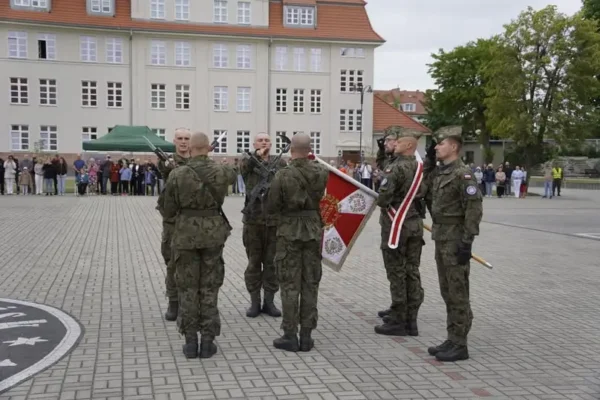 Zakończenie turnusu „Wakacje z wojskiem” w Jarocinie – przysięga na placu apelowym