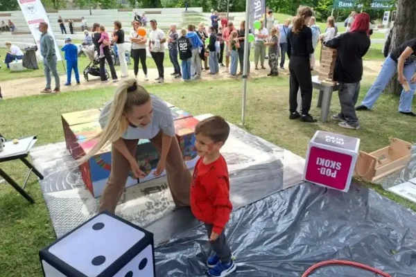 Rekordowa kolejka po lody w Jarocinie – biblioteka zadbała o dzieci