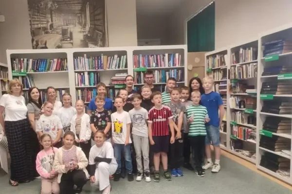 Wakacyjne zajęcia w bibliotece w parku – radość i kreatywność uczniów z Wojciechowa