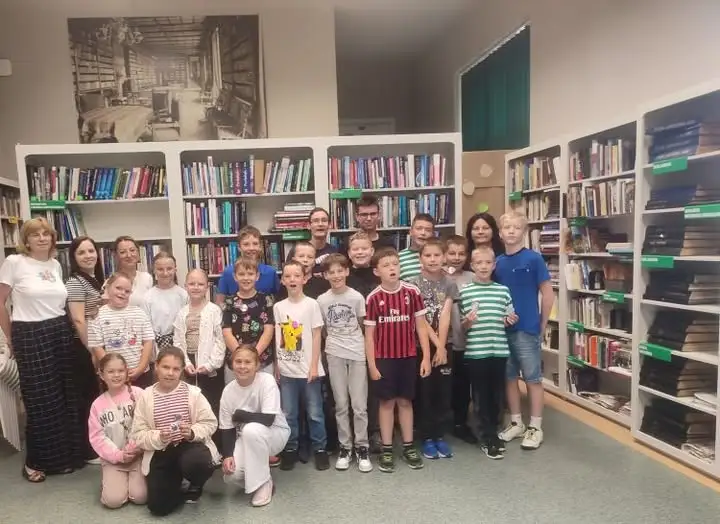 Wakacyjne zajęcia w bibliotece w parku – radość i kreatywność uczniów z Wojciechowa