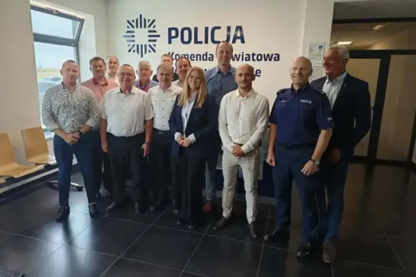 Radni powiatu jarocińskiego z wizytą w komendzie policji – rozmowy o bezpieczeństwie i współpracy