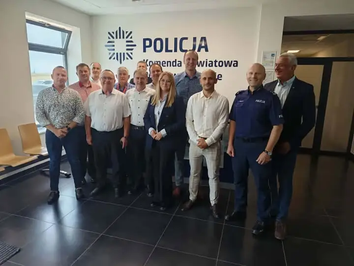 Radni powiatu jarocińskiego z wizytą w komendzie policji – rozmowy o bezpieczeństwie i współpracy