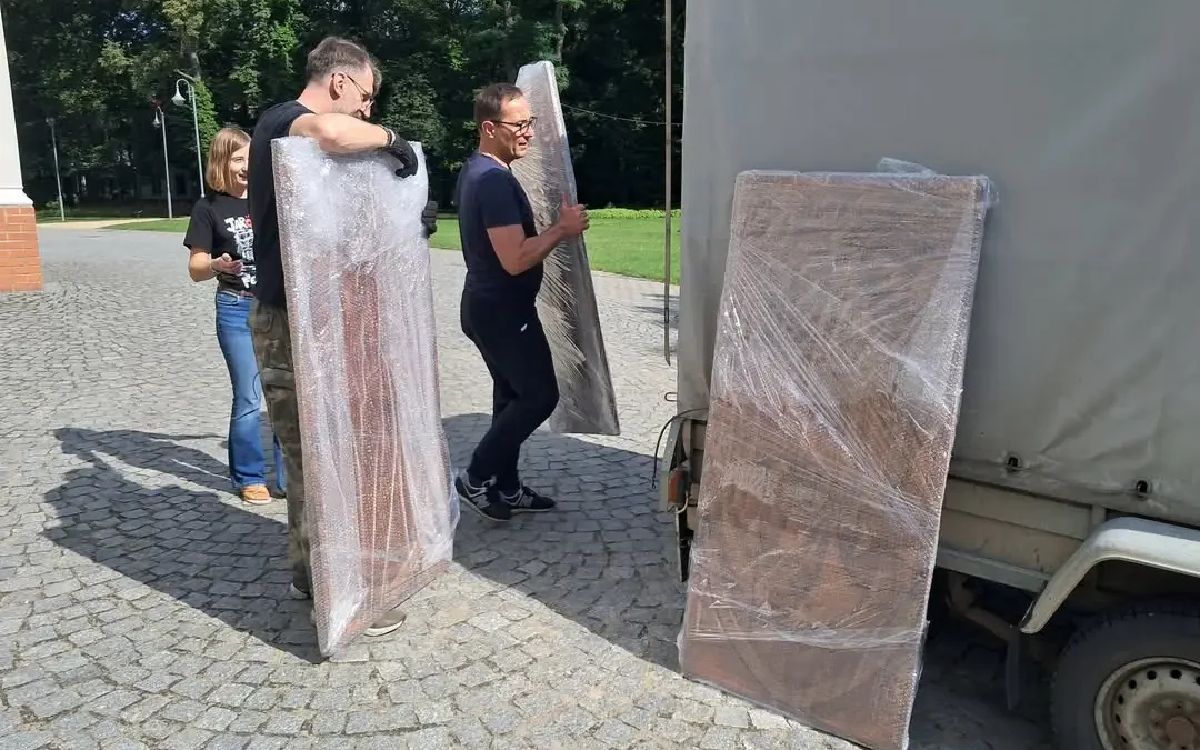 Zabytkowe intarsje z pałacu Radolińskich trafiły do konserwacji