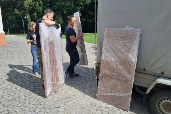 Zabytkowe intarsje z pałacu Radolińskich trafiły do konserwacji