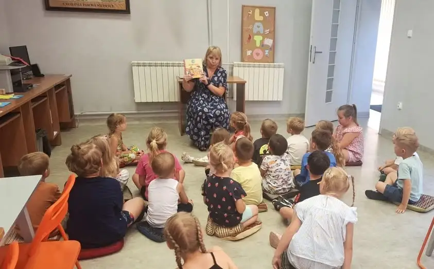 Przedszkolaki z Witaszyc w letniej podróży z biblioteką