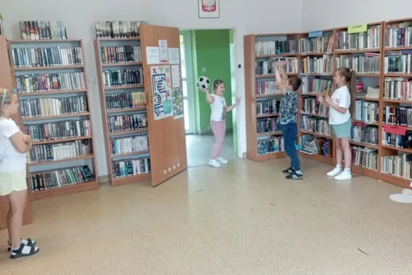 Kreatywne wakacje w bibliotece w Cielczy – tydzień pełen zabawy i sztuki