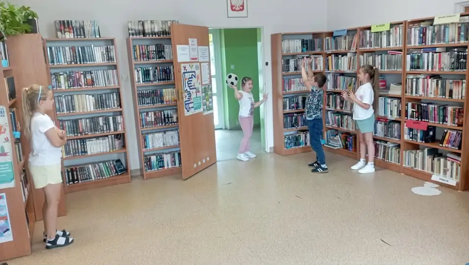 Kreatywne wakacje w bibliotece w Cielczy – tydzień pełen zabawy i sztuki