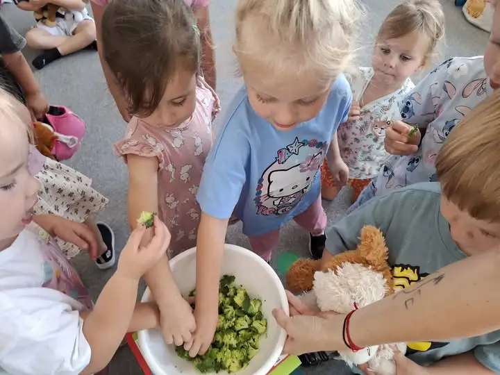 Wakacyjne spotkania z pieskami w Filii w Mieszkowie – czytanie i zabawa