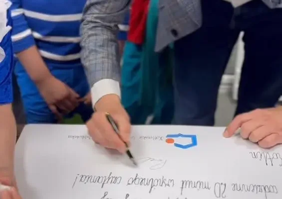 Bajkowa Parada w Kotlinie: dzieci wręczyły wójtowi petycję o głośnym czytaniu