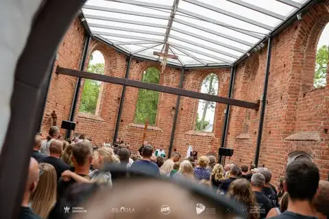 Jarocin Festiwal: Msza św. w ruinach kościoła św. Ducha upamiętniła zmarłych muzyków