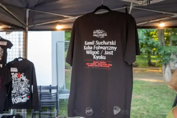 Festiwalowe gadżety i czytelnia – tak wyglądało zaplecze Jarocin Festiwal 2026