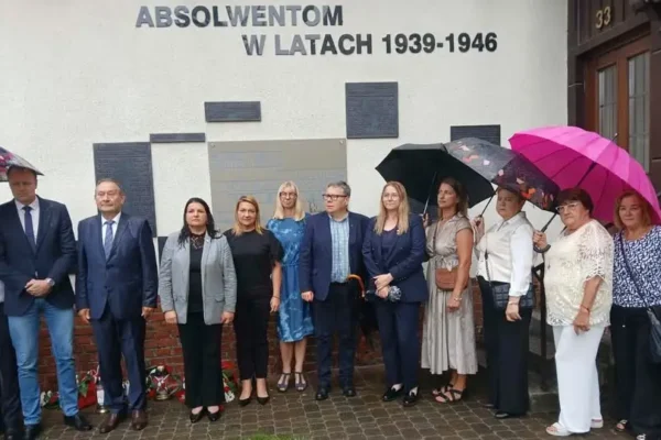 Godzina „W” w Gminie Jarocin: syreny i kwiaty dla Powstańców Warszawskich