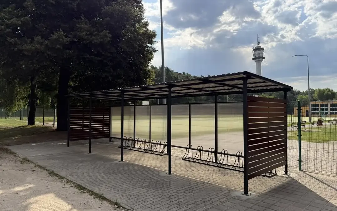 Nowa wiata rowerowa przy szkole w Żerkowie – efekt budżetu obywatelskiego