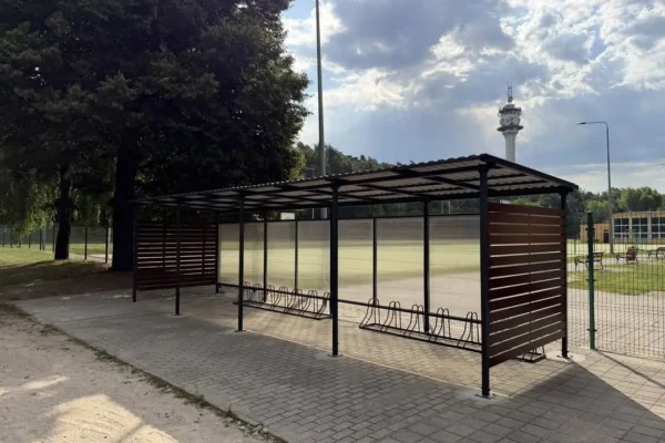 Nowa wiata rowerowa przy szkole w Żerkowie – efekt budżetu obywatelskiego