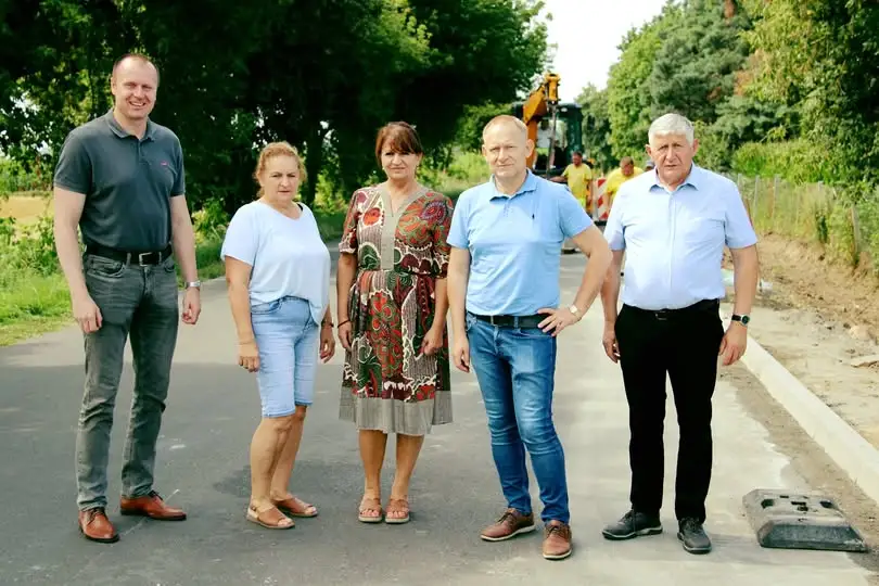 Budowa drogi rowerowej Żerków–Raszewy: postęp prac i wizytacja władz powiatu