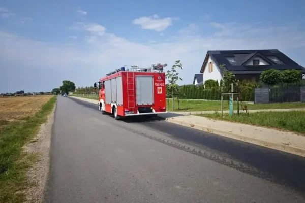 Plama oleju na drodze Żerków – Bieździadów. Interweniowali strażacy