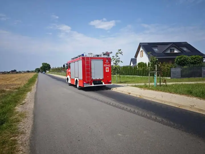 Plama oleju na drodze Żerków – Bieździadów. Interweniowali strażacy