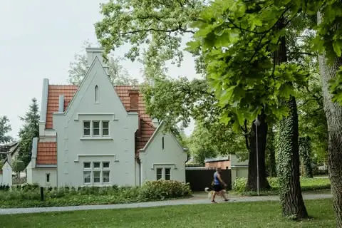 Park Radolińskich w Jarocinie – zielona oaza chłodu w upalne dni