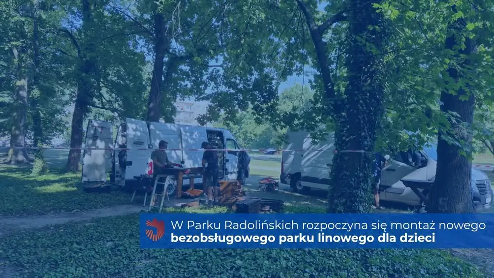 Nowy park linowy dla dzieci w Jarocinie – montaż rusza w Parku Radolińskich