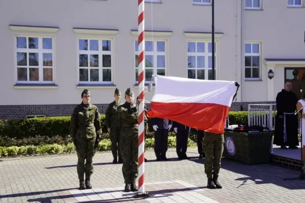 Uroczystości w jarocińskich koszarach w przeddzień Święta Wojska Polskiego