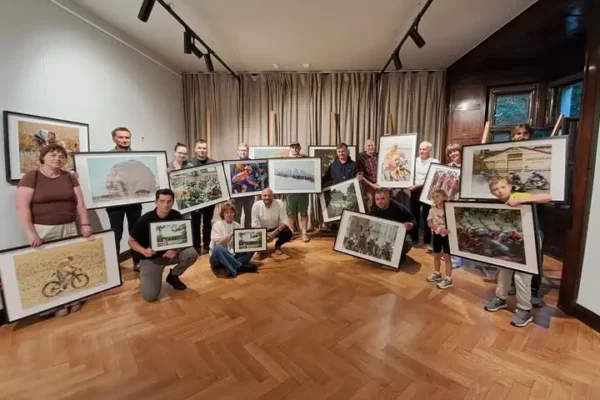 Finisaż wystawy „Moment” w pałacu Radolińskich: spotkanie z autorami i kolarzami