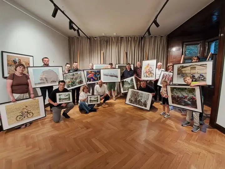 Finisaż wystawy „Moment” w pałacu Radolińskich: spotkanie z autorami i kolarzami