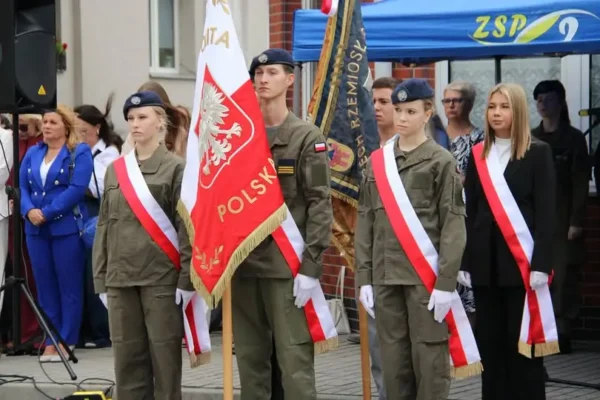 Inauguracja roku szkolnego w ZSP nr 2 w Jarocinie z udziałem służb mundurowych