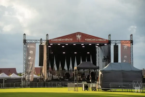 Koncert na zakończenie lata przerwany przez pogodę. Julia Wasielewska zagrała w deszczu