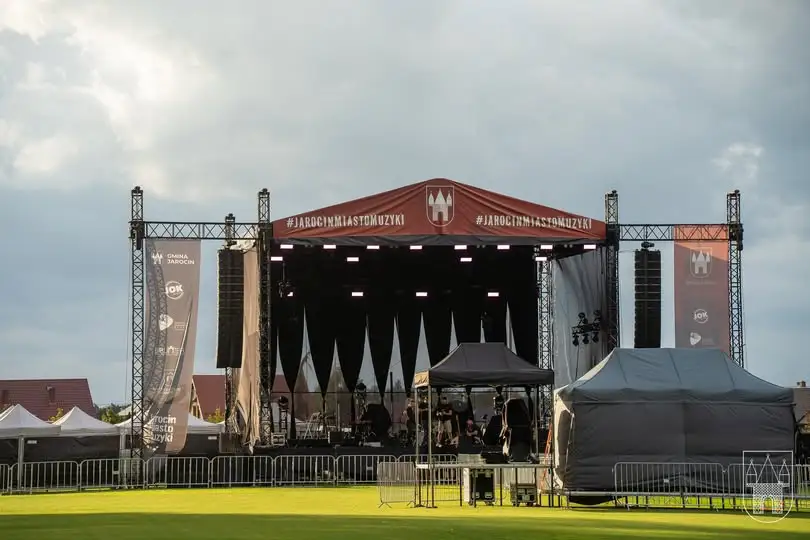 Koncert na zakończenie lata przerwany przez pogodę. Julia Wasielewska zagrała w deszczu