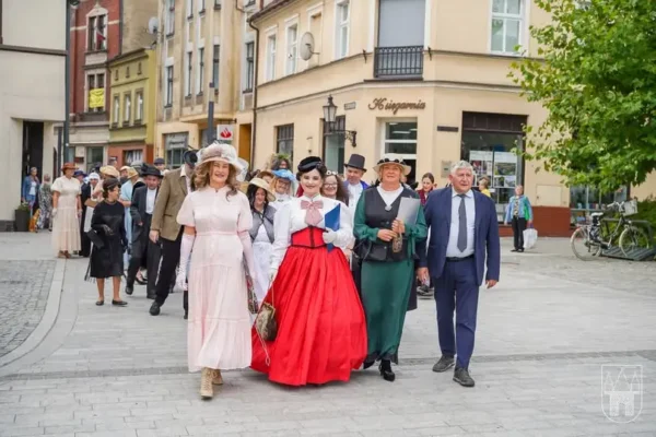 Spacer z literaturą w Jarocinie – Narodowe Czytanie na ulicach miasta